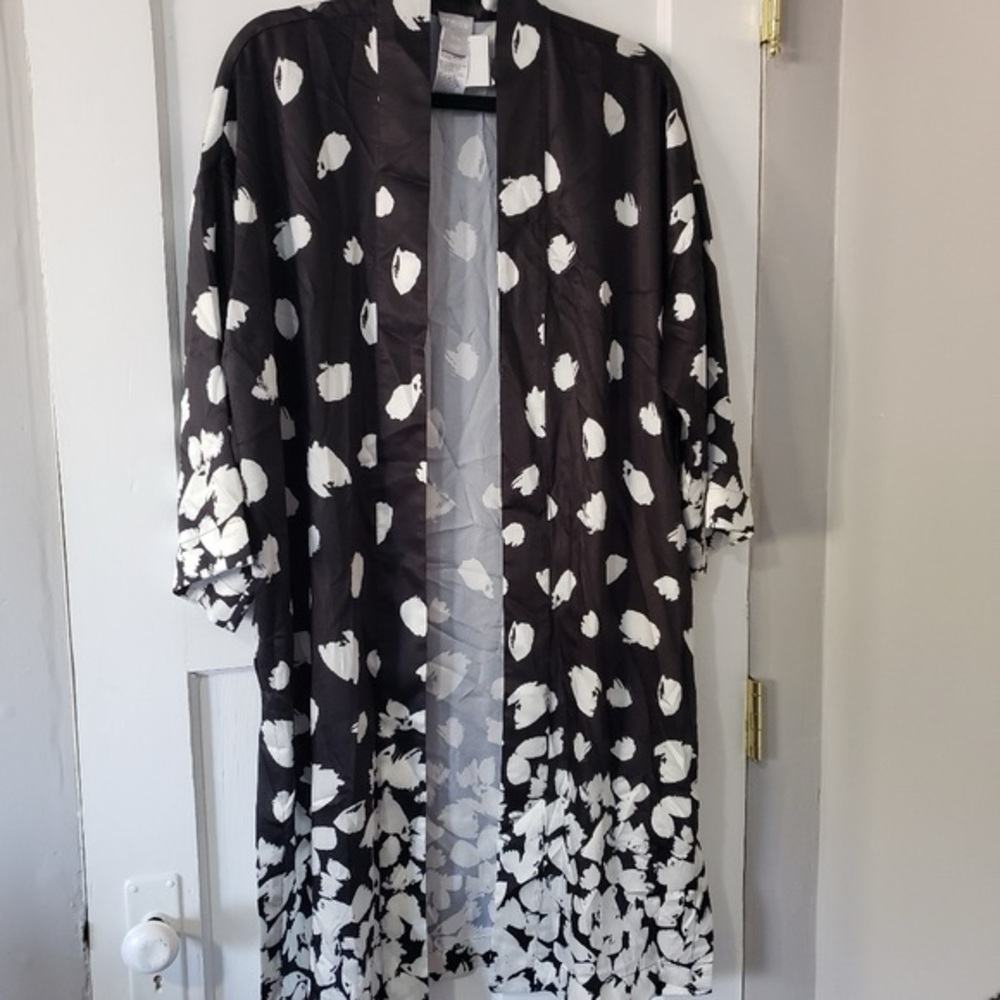 Chicos Petals Drama Ruana Black White Floral Print Kimono - Picture 5 of 13
